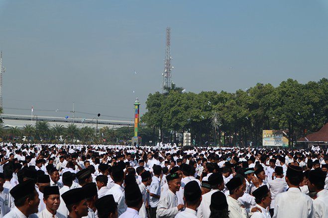 Pemecahan Tiga Rekor MURI di Jombang, Diwarnai Aksi Lempar Botol&nbsp;