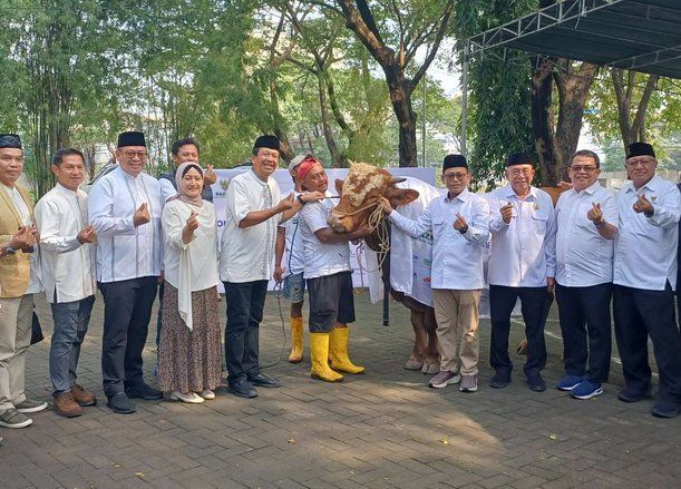 Danareksa dan Baznas Salurkan Paket Daging Kurban untuk Warga Surabaya