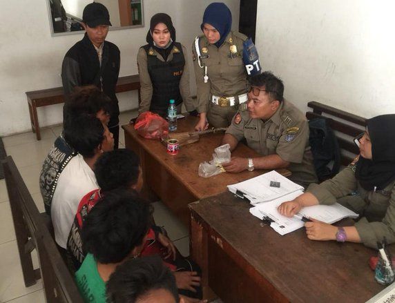 Asik Ngelem, Lima Remaja Diamankan Satpol PP