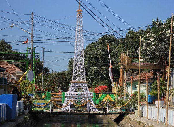 Ada Menara Eiffel di Atas Sungai Dawuhan Situbondo