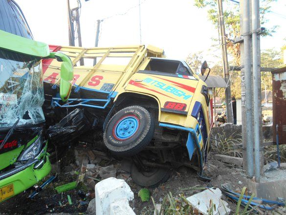 Diduga Pengemudi Ngantuk, Bus Pariwisata Hantam Truk Pasir di Blitar