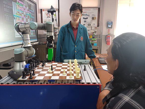 Mahasiswa Ubaya Kembangkan Smart Chess, Robot Catur Berbasis AI