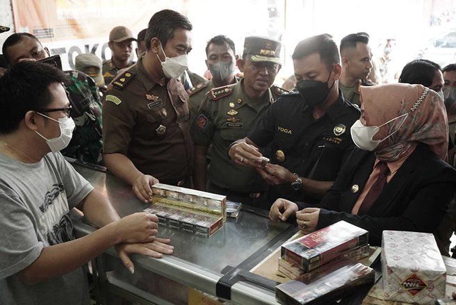 Ning Ita Gelar Razia Cukai Rokok Ilegal di Sejumlah Pasar Mojokerto