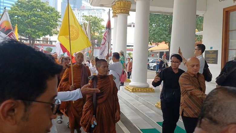 Tiba di Surabaya, Bhante “Walk for Peace” Rasakan Suasana Adem