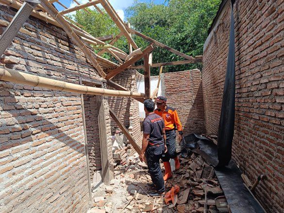 Hujan Deras dan Angin Kencang Terjang Jember, Rumah Rusak di Tiga Kecamatan