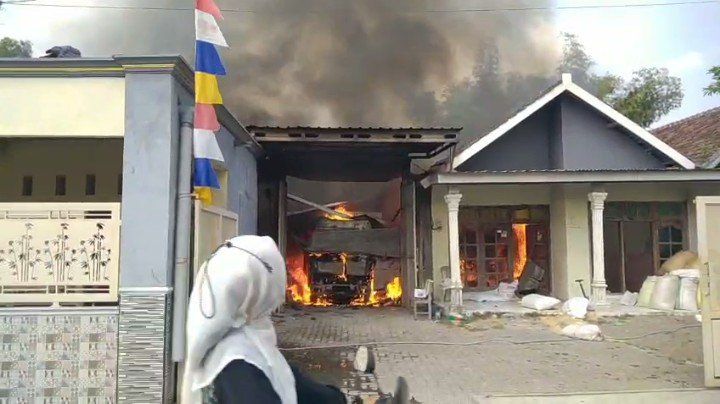 Ditinggal ke Pasar, Dua Rumah dan Satu Truk di Kutorejo Mojokerto Terbakar