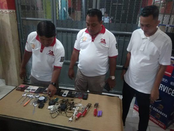 Rutan Medaeng Amankan 30 HP dan Pisau Rakitan