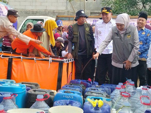 Bupati Sampang Dampingi Gubernur Jatim Salurkan Bantuan Air Bersih untuk Warga Kedungdung