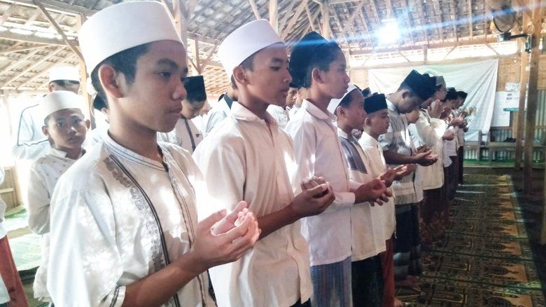 Santri di Gresik Gelar Salat Ghaib untuk Korban Tragedi Kanjuruhan