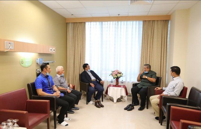 Prabowo Jenguk Ani Yudhoyono di NUH