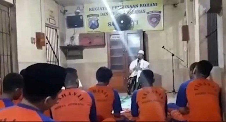 Tahanan Polres Jombang Salat Pakai Celana Pendek Viral di Sosmed, Ini Kata Kapolres