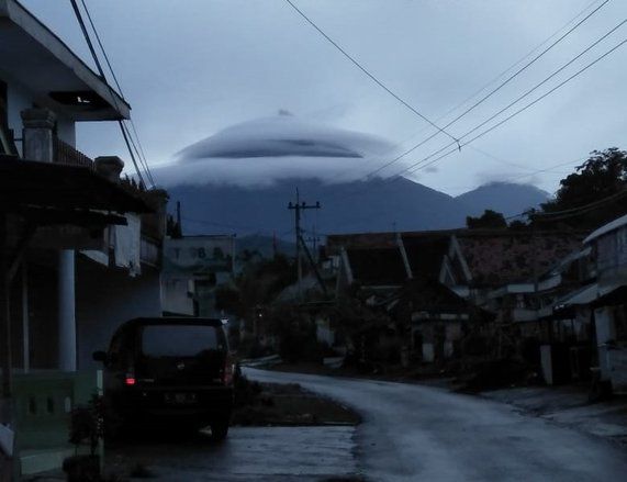 Gunung Semeru Tampak "Bertopi"