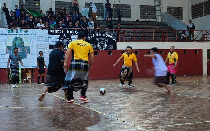 Hari Pahlawan, Polisi dan Ustaz Bermain Futsal Menggunakan Sarung 