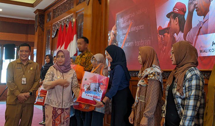 Jelang Masuk Sekolah, Pemkot Mojokerto Berikan Ribuan Perlengkapan Sekolah Gratis