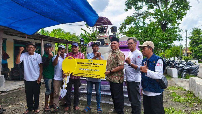 Tingkatkan Produktivitas Petani, DPRD Jatim Serahkan Bantuan Mesin Pemanen di Jombang