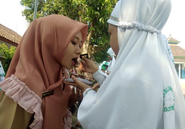 Sebelas Guru MI Sabilulrosyad Menangis Disuap Kue Siswanya