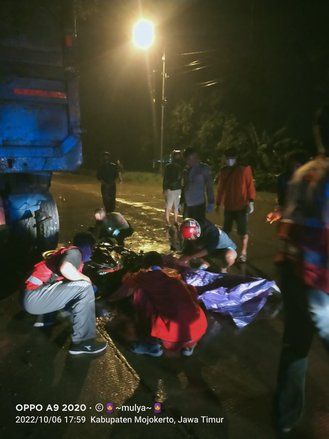 Hujan Lebat, Siswa SMA di Mojokerto Tewas Tabrak Truk Terparkir
 