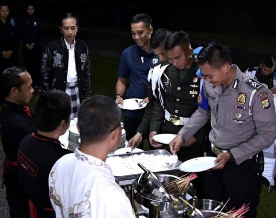 Malam Tahun Baru, Jokowi Menjamu Paspampres dan Pegawai Istana