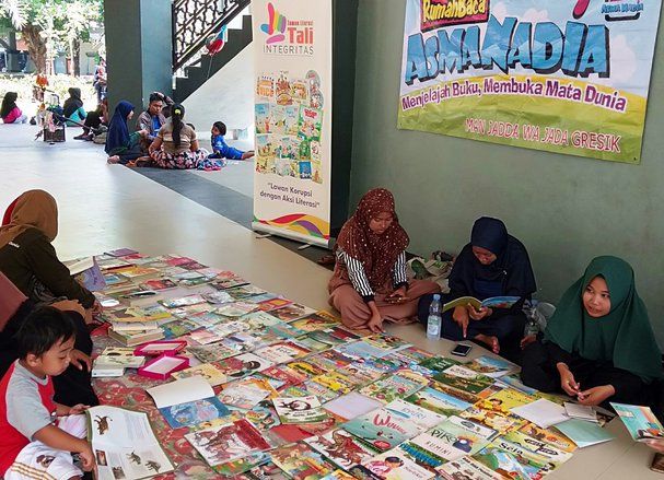 Diusir Satpol PP, Digandeng Dinas Perpustakaan