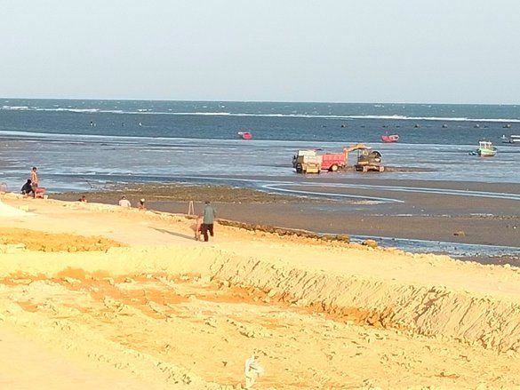 Aktivis Lingkungan Soroti Masalah Pengerukan Pasir di Pesisir Camplong Sampang