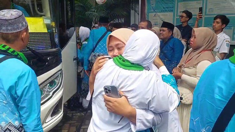 Tangis Haru Iringi Keberangkatan 312 Jemaah Calon Haji Kota Probolinggo