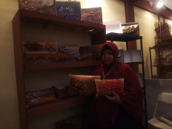 Clutch Bag Lucu nan Unik dari Kulit Kayu