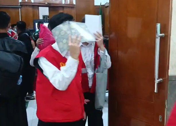 25 Terdakwa Kasus Pesta Seks Sesama Pria di Surabaya Dituntut 1 dan 1,5 Tahun