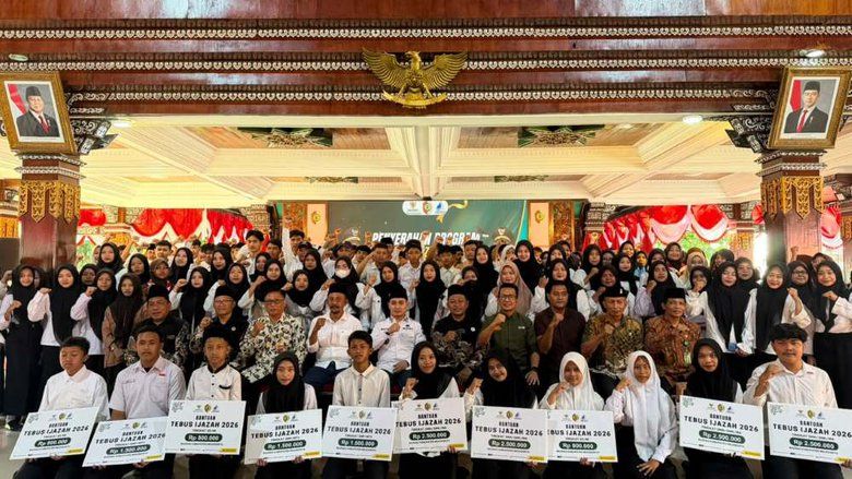 247 Lulusan Sekolah di Mojokerto Terima Ijazah yang Sempat Tertahan
