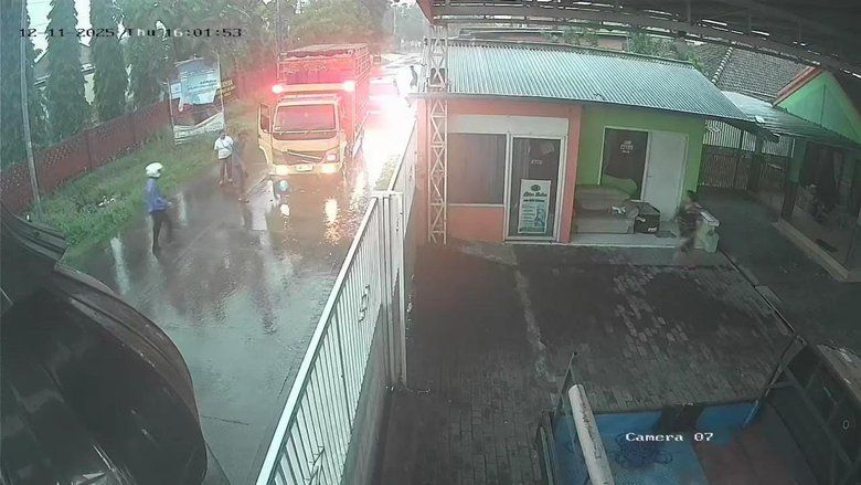 Hujan Deras di Mojoanyar, Pemotor Terpeleset dan Meninggal Terlindas Truk
