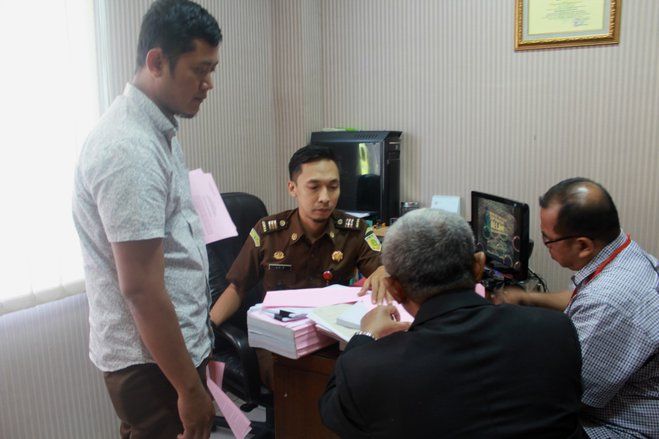 Kejari Surabaya Tahan Dua Tersangka Pelaku Kredit Fiktif