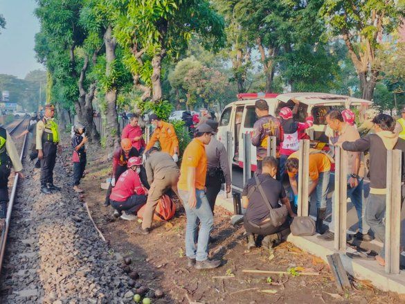 Pria 48 Tahun Asal Blitar Tewas Usai Tertabrak Kereta Api di Wonocolo Surabaya