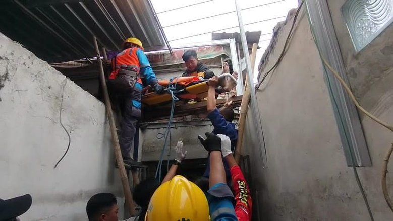 Pekerja Bangunan Tersengat Listrik Saat Pasang Atap Galvalum di Mojokerto, Evakuasi Dramatis