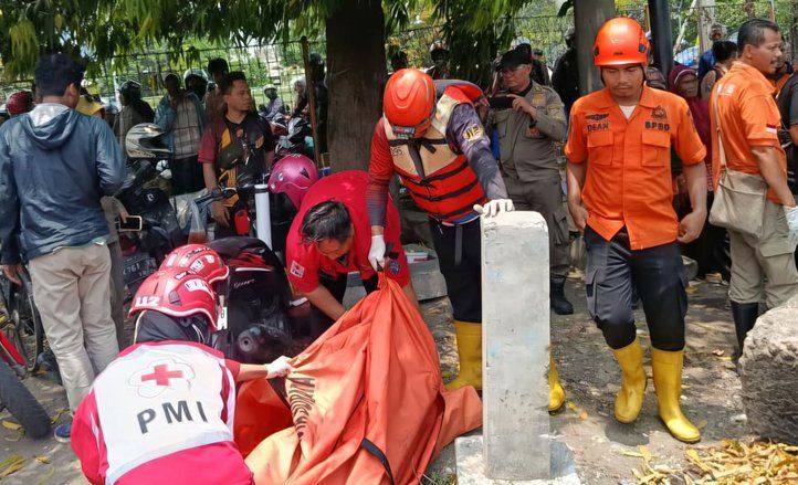 Jenazah Pria Ditemukan Mengapung di Sungai Rolak Surabaya, Polisi Gelar Investigasi