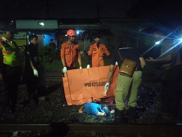 Diduga Berjalan Terlalu Dekat, Wanita Paruh Baya Tewas Tertabrak Kereta di Surabaya