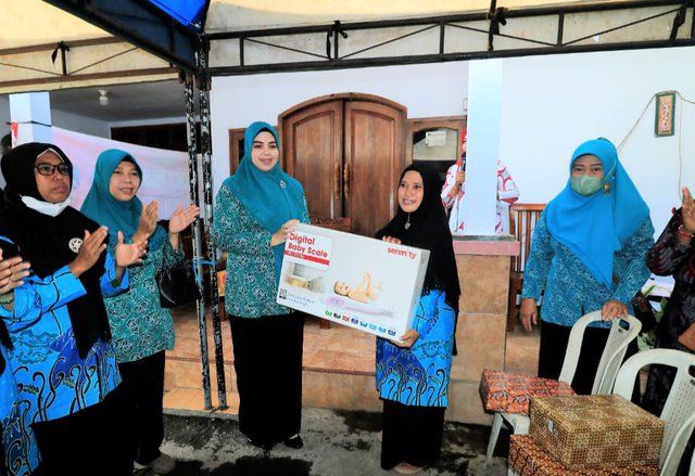 Sambangi Posyandu, Ketua TP PKK Kota Probolinggo Bagikan Ratusan Timbangan Bayi Digital