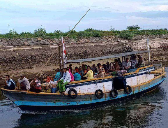 Transisi <em>Toron Petolekoran</em> Warga Gili Ketapang dari Ziarah Jadi Budaya Belanja