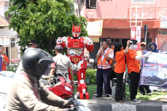KAI Daop 8 Kerahkan Transformer Sosialisasikan Keselamatan di Perlintasan Sebidang