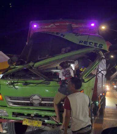 Nekat Terobos Pembatas, Truk Muatan Barang Hantam Portal Viaduk Hingga Ringsek