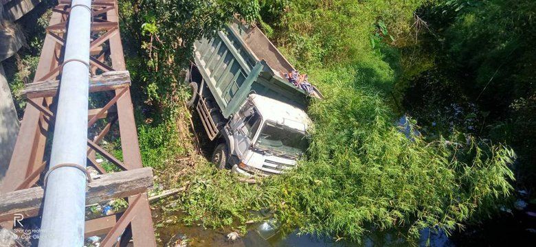 Dump Truk Terjun ke Sungai di Kawasan Jembatan Bendung Mojokerto