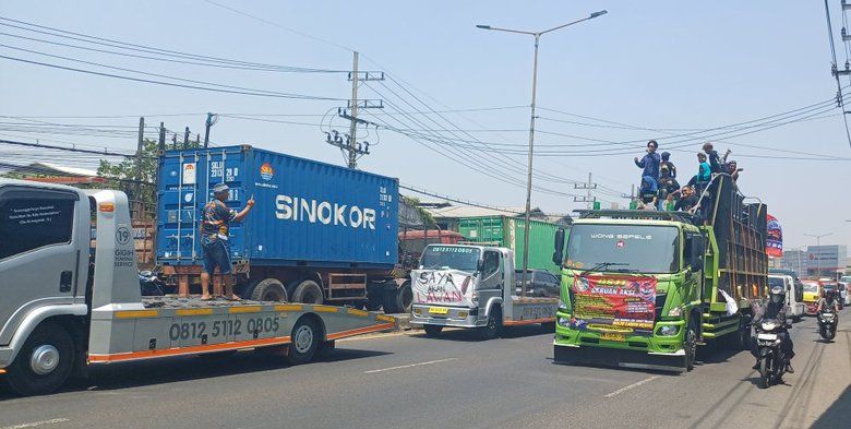 Protes Pembatasan Solar, Sopir dan Pengusaha Truk Towing Geruduk Dishub Jatim