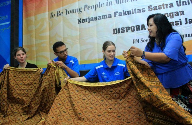Mahasiswa Australia Belajar <em>Wiron</em> dan Aksara Jawa