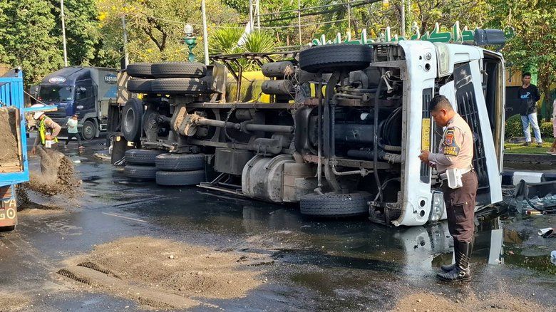 Jalan Licin akibat Tumpahan Cairan, Pemotor Berjatuhan di Gresik