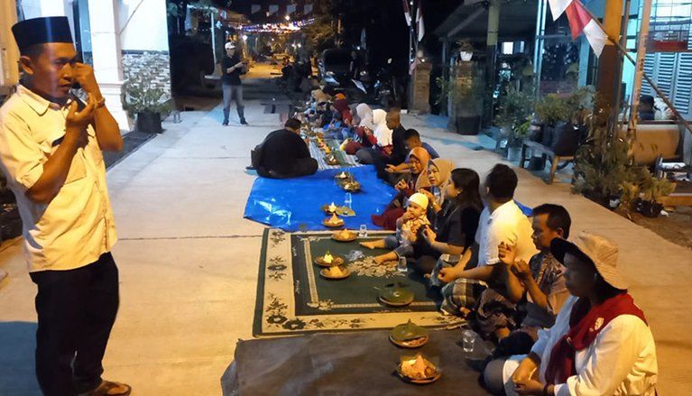 Peringati HUT RI ke-78, Warga Wunut Gelar 1000 Tumpeng Sepanjang 200 Meter