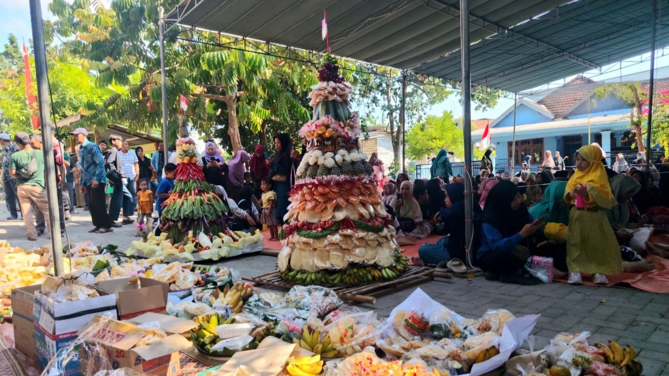 Udik-Udikan Puluhan Juta Bikin Warga Prupuh Berebut Gunungan Sedekah Bumi