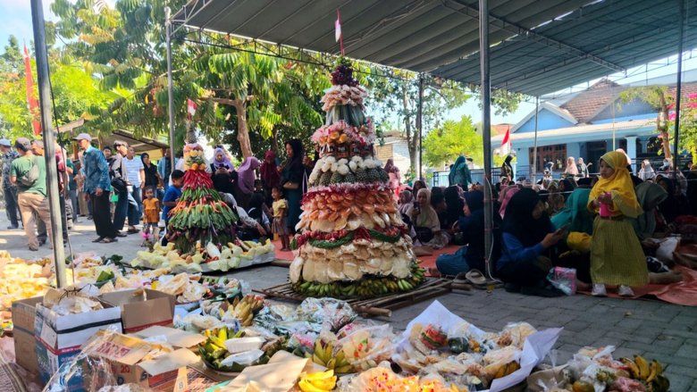 Udik-Udikan Puluhan Juta Bikin Warga Prupuh Berebut Gunungan Sedekah Bumi