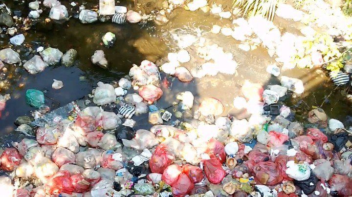 Sampah Penuhi Kali Bendung Mojokerto, Warga Keluhkan Bau Busuk