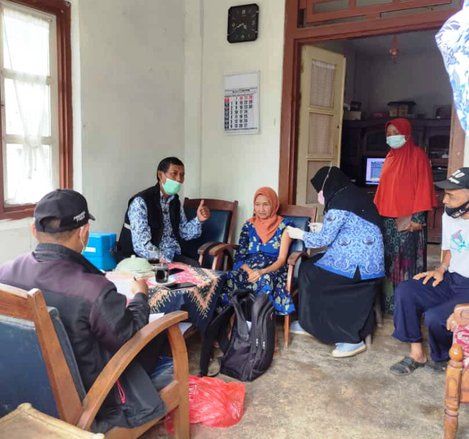 Percepat Vaksinasi, Satgas Covid-19 Situbondo Datangi Rumah Warga