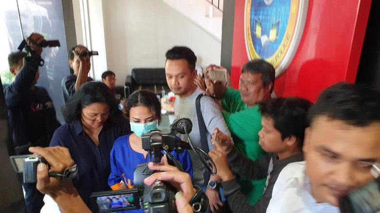 Vanessa Diperiksa Kenakan Baju Tahanan Polda