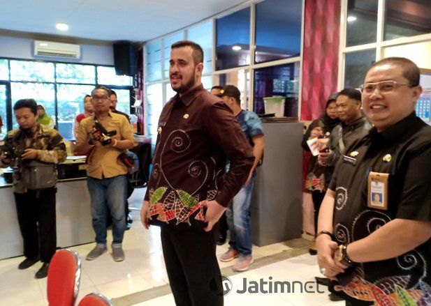 Wali Kota Probolinggo Lepas Sarung dan Kopiah