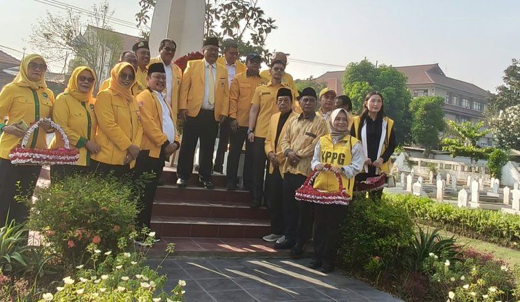 HUT ke-62 Golkar, Pengurus DPD Jatim Ziarah ke Makam Bung Tomo